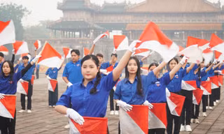 Thanh niên đồng diễn Semaphore chào mừng kỷ niệm Huế giải phóng, tri ân thế hệ đi trước