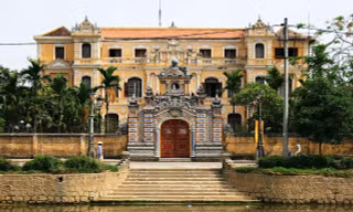 Cung An Định bên sòng sông An Cựu, Huế. Ảnh TL
