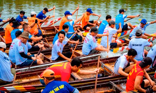 Tưng bừng giải đua ghe bên di tích ‘thượng gia hạ kiều’ hơn 245 năm tuổi