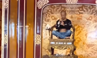 Ngai vàng triều Nguyễn bị xâm hại