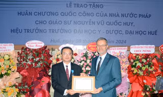 Một giáo sư, tiến sĩ tại Huế nhận Huân chương Công trạng Quốc gia, tước Hiệp sĩ của Nhà nước Pháp