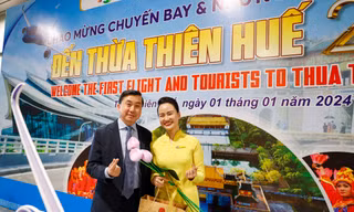 Đón du khách đầu tiên đến Huế, Bình Định năm 2024 bằng đường hàng không