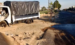 20 cảnh sát giải cứu tài xế mắc kẹt trong ca bin xe tải gặp tai nạn