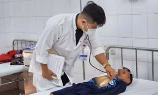 Bốn trẻ em bỏng nặng sau khi đốt pháo mua qua mạng