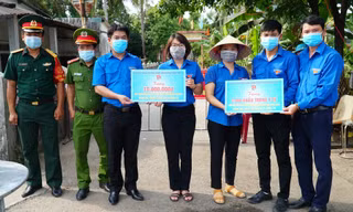 Anh Trần Gia Công, Ủy viên Thường vụ T.Ư Đoàn, Bí thư Tỉnh Đoàn TT-Huế, thăm và động viên lực lượng ĐVTN xung kích làm nhiệm vụ phòng, chống dịch tại địa bàn cách ly thuộc huyện Phú Lộc.