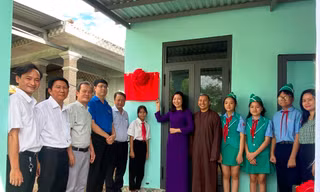 Bàn giao nhà Khăn quàng đỏ, tặng học bổng cho học sinh hoàn cảnh khó khăn