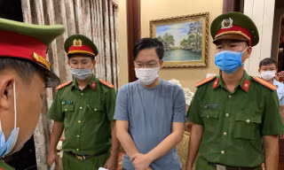 Đọc lệnh bắt tạm giam đối với Tống Phước Hoàng Hưng (mặc áo phông, thứ hai từ phải sang)