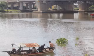 Tàu hỏa húc nam thanh niên bay xuống sông Sài Gòn