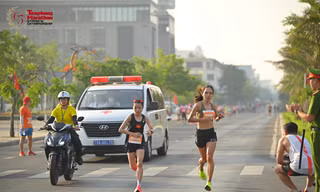 Hai nữ chiến binh Ngọc Hoa và Lê Thị Tuyết trên đường chạy marathon Tiền Phong