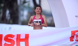 Kỷ lục gia Nguyễn Thị Oanh 'săn vàng' tại giải chạy Báo Hànộimới