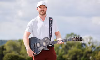 Golfer dính chấn thương lưng vì cầm cúp vô địch chụp ảnh quá lâu 
