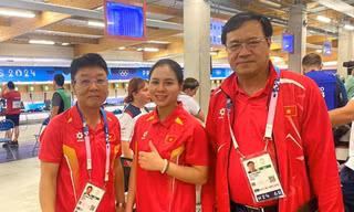 HLV Park Chung-gun (trái) chia tay bắn súng Việt Nam sau 10 năm gắn bó