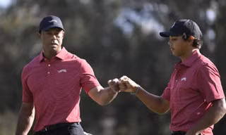 Con trai huyền thoại Tiger Woods lần đầu hole in one 