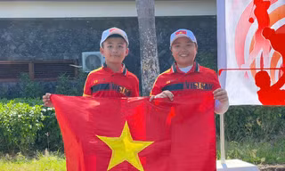 Hai VĐV Nguyễn Quốc Bảo Huy và Nguyễn Gia Khôi (từ phải sang)