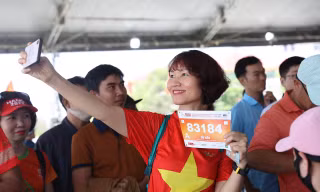 Runner hào hứng nhận race kit, sẵn sàng chinh phục Tiền Phong Marathon 2024 