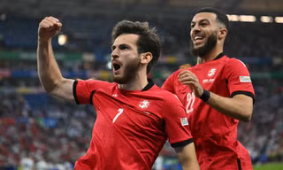 Người hùng Georgia khoe đổi áo đấu với Ronaldo 