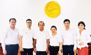 Đồng chí Khamkhan Chanthavisuk, Ủy viên Trung ương Đảng Nhân dân Cách mạng Lào, Bí thư, Tỉnh trưởng tỉnh Luang Prabang (thứ 4 từ bên phải) chụp ảnh lưu niệm cùng Đoàn đại biểu BTC giải Viettel Marathon chặng Lào.