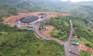 Trường học, người dân ở Quảng Trị khốn khổ vì bụi than