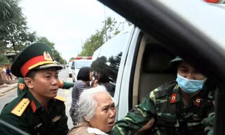 Di chuyển thi thể cán bộ, chiến sĩ Đoàn 337 về thành phố Đông Hà