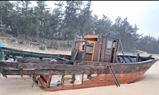 Tiêu hủy 'tàu ma' trôi dạt vào bờ biển Quảng Trị