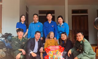 Bữa cơm tất niên - Ấm tình lòng Mẹ
