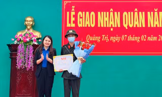 Tặng bằng khen tân binh trả lại ví tiền cho người đánh rơi