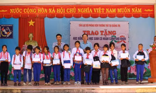 Tặng quà học sinh nghèo rẻo cao biên giới Hướng Hóa