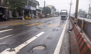 Quốc lộ 1 dày đặc 'ổ gà', xe phải né lách, lấn làn rất nguy hiểm