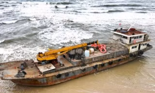 Xử lý 'tàu ma' trôi dạt mắc cạn ở bờ biển Quảng Trị