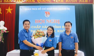 Anh Trần Văn Đông, Ủy viên BCH Trung ương Đoàn, Phó Bí thư Tỉnh Đoàn Quảng Trị (trái) và anh Mai Văn Nam-Phó Bí thư Tỉnh Đoàn Đoàn, Chủ tịch Hội đồng đội tỉnh tặng hoa, chúc mừng chị Trần Thị Thu trúng cử Bí thư Tỉnh Đoàn Quảng Trị.