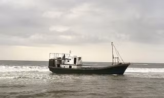 'Tàu ma' trôi dạt vào bờ biển Quảng Trị