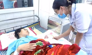 Bác sĩ hiến máu khẩn cấp, cứu sản phụ sốt xuất huyết nguy kịch 'vượt cạn'