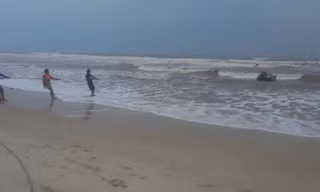 Cứu 2 ngư dân bị sóng đánh chìm thuyền trên biển