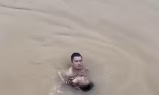 Thanh niên dũng cảm cứu sống bé gái 7 tuổi đuối nước
