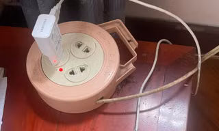 Điện thoại nổ khi đang cắm sạc, hai vợ chồng bị thương nặng