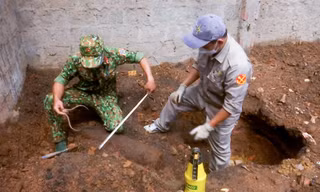 Phát hiện hầm bom, đạn 'khủng' còn nguyên ngòi nổ dưới nền nhà dân