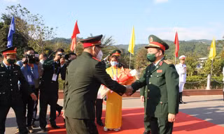 Thứ trưởng Bộ Quốc phòng Việt Nam Hoàng Xuân Chiến và Thứ trưởng Bộ Quốc phòng Lào Vongkham Phommakone đồng chủ trì buổi đối thoại.