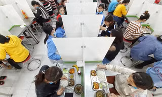 Lập buồng khử khuẩn, dựng vách ngăn bàn ăn cho công nhân phòng Covid-19