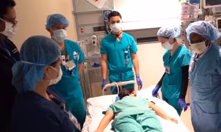 Vì sao các bệnh nhân COVID-19 nên được đặt nằm sấp?