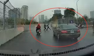 Hai tài xế dừng ô tô giữa đường lao vào đánh nhau sau va chạm