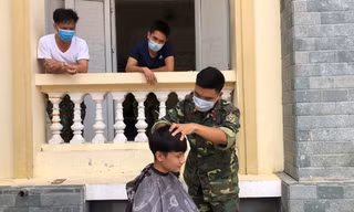 Bộ đội cắt tóc cho người cách ly