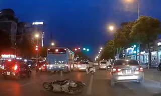 Hiện trường xe 'điên' đâm hàng loạt xe máy, 7 người nhập viện ở Hà Nội