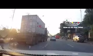 Chuyển làn ẩu, xe container đâm xe hơi xoay 180 độ