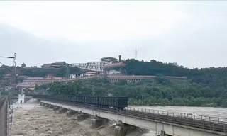 Hai đoàn tàu nặng 8.100 tấn cứu cầu đường sắt khỏi lũ cuốn
