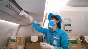 Cận cảnh quy trình khử trùng máy bay trước khi cất cánh giữa mùa dịch