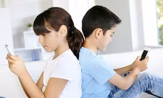 Trẻ nên dùng thiết bị điện tử bao nhiêu giờ mỗi ngày?