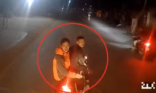 Hai nam thanh niên đầu trần lái xe máy lạng lách, chặn đầu ô tô gây sự