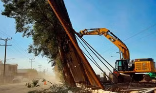 Tường rào biên giới Mỹ đổ nghiêng về phía Mexico vì gió lớn