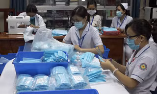Bệnh viện tự may khẩu trang