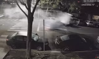 Kinh hoàng ô tô mất lái đâm vào trụ đá, bay 5m trên không trung